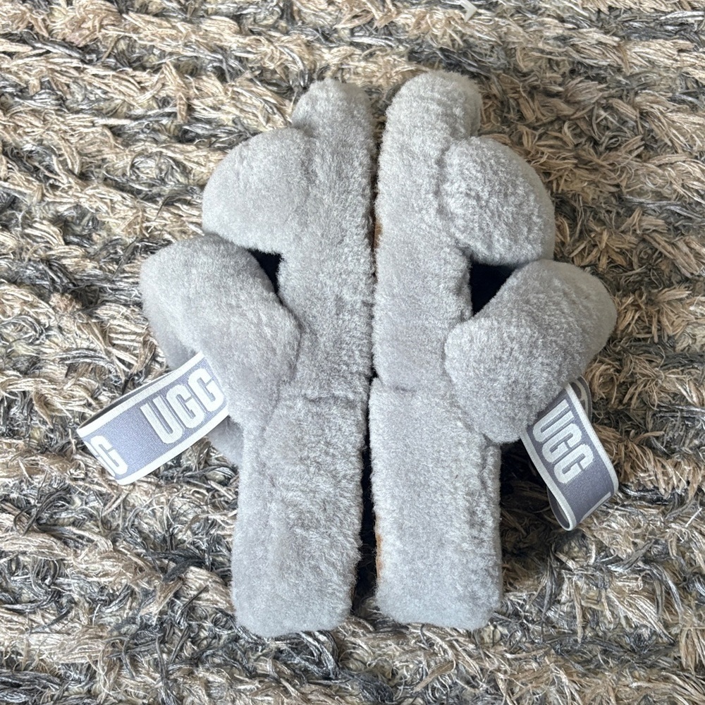 NWOT ! UGG Women Size 6 Fluffy Slippers - Picture 5 of 8